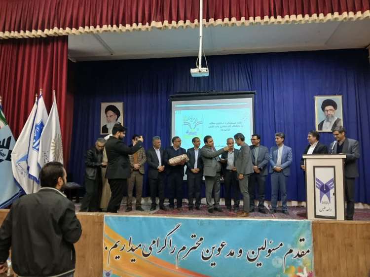 تجلیل از پژوهشگر برتر شبکه دامپزشکی شهرستان طبس در مراسم نکوداشت هفته پژوهش